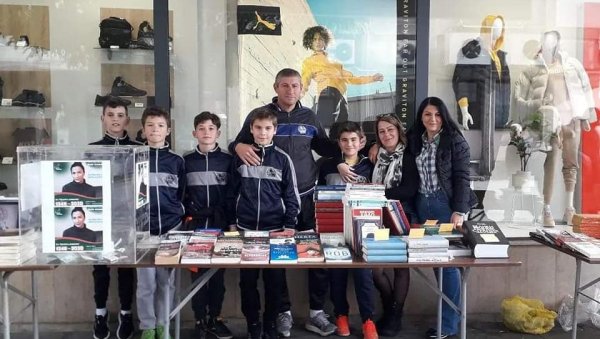 ВРАЊЕ УЗ ТИЈАНУ: Љубитељи писане речи показали велику хуманост (ФОТО) ВРАЊЕ УЗ ТИЈАНУ: Љубитељи писане речи показали велику хуманост (ФОТО)