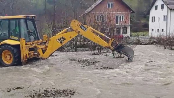 ПОТОП У ИВАЊИЧКИМ СЕЛИМА: Бујице однеле путеве, вода продрла и у куће, људи одсечени од света ПОТОП У ИВАЊИЧКИМ СЕЛИМА: Бујице однеле путеве, вода продрла и у куће, људи одсечени од света