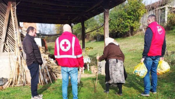 ПОМОЋ УГРОЖЕНИМА У БУЉАНУ И СТРИЖИ: Црвени крст у Параћину наставља поделу пакета хране и хигијене