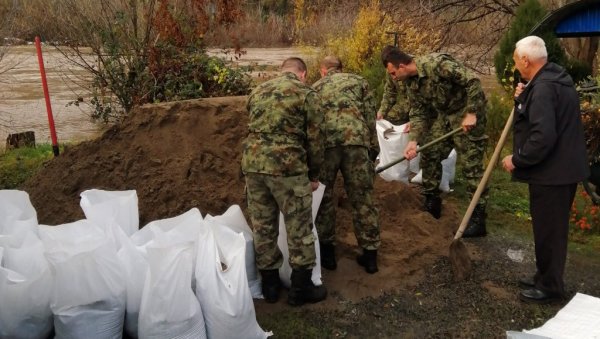 ВОЈСКА СРБИЈЕ ПОМАЖЕ ГРАЂАНИМА: Заједно у одбрани од поплава (ФОТО)