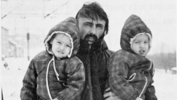 У БОРБИ ЗА ДВА ЖИВОТА БИО БРЖИ ОД ЕКСПРЕС ВОЗА: Славољуб Анђелинковић 1984. у Браљини, отргао од смрти близнакиње Драгану и Данијелу У БОРБИ ЗА ДВА ЖИВОТА БИО БРЖИ ОД ЕКСПРЕС ВОЗА: Славољуб Анђелинковић 1984. у Браљини, отргао од смрти близнакиње Драгану и Данијелу