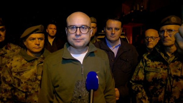 ВУЧЕВИЋ И МОЈСИЛОВИЋ У НОВОМ ПАЗАРУ: Војска има могућности, вољу и храброст да помогне (ФОТО) ВУЧЕВИЋ И МОЈСИЛОВИЋ У НОВОМ ПАЗАРУ: Војска има могућности, вољу и храброст да помогне (ФОТО)