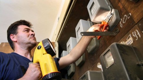 ZAMENA SPREČAVA POŽARE: Više od 4.000 prestoničkih zgrada još ima dotrajale drvene razvodne kutije ZAMENA SPREČAVA POŽARE: Više od 4.000 prestoničkih zgrada još ima dotrajale drvene razvodne kutije