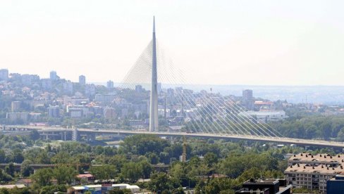 TRAMVAJSKI SAOBRAĆAJ NA MOSTU NA ADI U ZASTOJU: Vozača automobila završio na šinama TRAMVAJSKI SAOBRAĆAJ NA MOSTU NA ADI U ZASTOJU: Vozača automobila završio na šinama