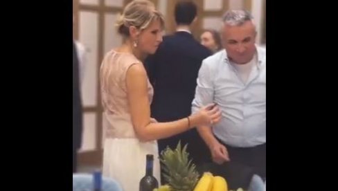 LUCKASTA SI TI: Veselo na slavi Đokovića, Novak plesao sa Jelenom, a Tara igra kolo... (VIDEO) LUCKASTA SI TI: Veselo na slavi Đokovića, Novak plesao sa Jelenom, a Tara igra kolo... (VIDEO)