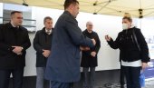 КРОВ ЗА НОВИ ЖИВОТ: Уручени кључеви новоизграђених станова за избегличке породице КРОВ ЗА НОВИ ЖИВОТ: Уручени кључеви новоизграђених станова за избегличке породице
