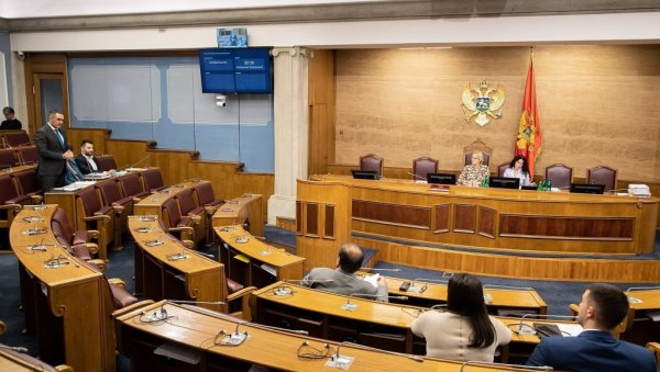 ОВАКО БИ МОГАО ДА ИЗГЛЕДА НОВИ ЦРНОГОРСКИ ПАРЛАМЕНТ: Кад се поделе мандати, ово је пројекција (ФОТО) ОВАКО БИ МОГАО ДА ИЗГЛЕДА НОВИ ЦРНОГОРСКИ ПАРЛАМЕНТ: Кад се поделе мандати, ово је пројекција (ФОТО)