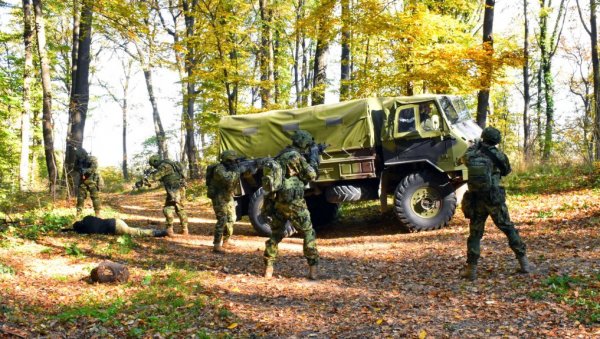 ВОЈНИЦИ СРБИЈЕ ПРИЛАЗЕ КАМИОНУ И КРЕЋУ У АКЦИЈУ: Изведена тактичка обука извиђача Копнене војске (ФОТО) ВОЈНИЦИ СРБИЈЕ ПРИЛАЗЕ КАМИОНУ И КРЕЋУ У АКЦИЈУ: Изведена тактичка обука извиђача Копнене војске (ФОТО)