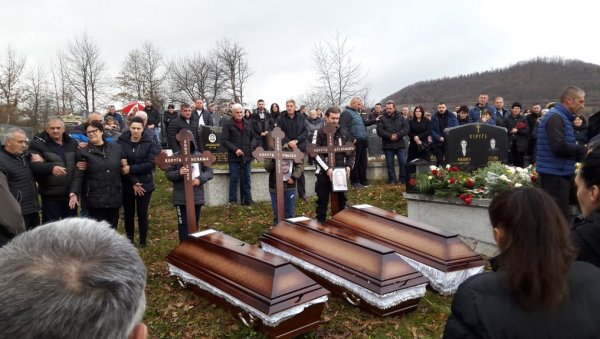 МАЈКА ИХ СМРТИ НИЈЕ МОГЛА СПАСТИ: Сахрањени Александра и њена два сина Немања (19) и Младен (16), страдали у саобраћајној несрећи (ФОТО) МАЈКА ИХ СМРТИ НИЈЕ МОГЛА СПАСТИ: Сахрањени Александра и њена два сина Немања (19) и Младен (16), страдали у саобраћајној несрећи (ФОТО)