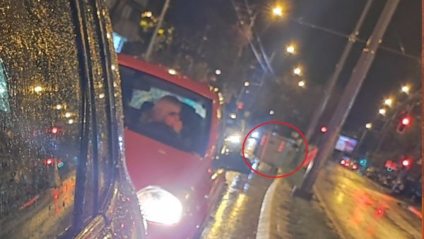 ВОЗАЧИ ОПРЕЗ, ОПАСНОСТ НА ПУТУ: Контејнер залутао на коловоз у Димитрија Туцовића ВОЗАЧИ ОПРЕЗ, ОПАСНОСТ НА ПУТУ: Контејнер залутао на коловоз у Димитрија Туцовића