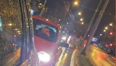 VOZAČI OPREZ, OPASNOST NA PUTU: Kontejner zalutao na kolovoz u Dimitrija Tucovića VOZAČI OPREZ, OPASNOST NA PUTU: Kontejner zalutao na kolovoz u Dimitrija Tucovića