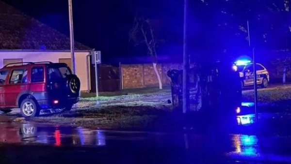 ТЕШКА САОБРАЋАЈКА ПОНОВО У СЕЛУ МЕЛЕНЦИ: Чак шесторо људи повређено ТЕШКА САОБРАЋАЈКА ПОНОВО У СЕЛУ МЕЛЕНЦИ: Чак шесторо људи повређено