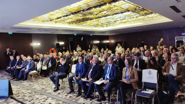САРАДЊА СРБИЈЕ И МОСКВЕ: Београд домаћин представницима неколико великих компанија и удружења из главног града Русије САРАДЊА СРБИЈЕ И МОСКВЕ: Београд домаћин представницима неколико великих компанија и удружења из главног града Русије