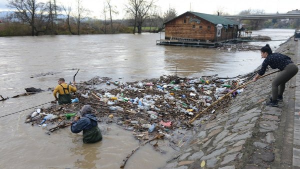 ИБАР СЕ ВРАЋА У КОРИТО: Опада водостај река у краљевачком крају ИБАР СЕ ВРАЋА У КОРИТО: Опада водостај река у краљевачком крају