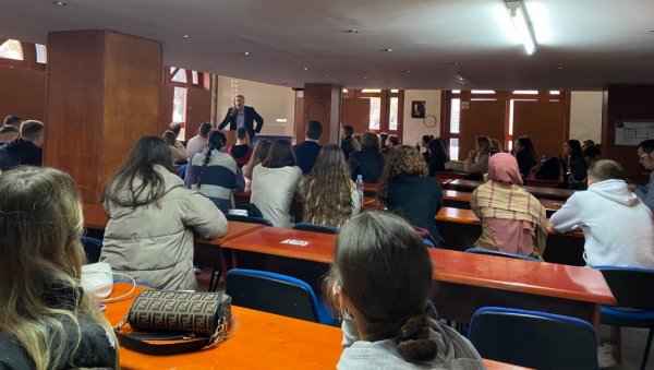 АМБАСАДОР СРПСКОГ СТРИПА: Марко Стојановић одржао предавање на универзитету у Тирани АМБАСАДОР СРПСКОГ СТРИПА: Марко Стојановић одржао предавање на универзитету у Тирани