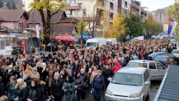 ЖЕЛИМ СИНА ДА СПРЕМАМ ЗА СВАДБУ, КУРТИ, ДОСТА ЈЕ СУКОБА: Мајке Космета уз песму Само да рата не буде шаљу јаку поруку(ФОТО)