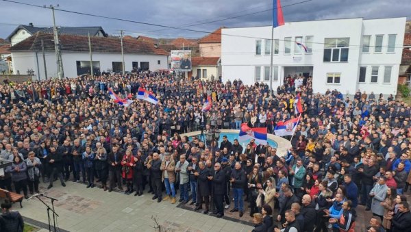 ВИШЕ ОД ПЕТ ХИЉАДА СРБА НА ПРОТЕСТУ У ГОРЊЕМ КУСЦУ: Послате поруке солидарности сународницима на северу КиМ (ФОТО) ВИШЕ ОД ПЕТ ХИЉАДА СРБА НА ПРОТЕСТУ У ГОРЊЕМ КУСЦУ: Послате поруке солидарности сународницима на северу КиМ (ФОТО)