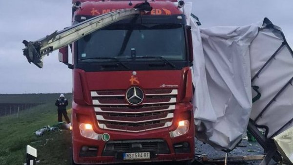 СУДАР ДВА ШЛЕПЕРА НА АУТО-ПУТУ: Пламен гута оба возила, колоне аутомобила због застоја (ФОТО/ ВИДЕО) СУДАР ДВА ШЛЕПЕРА НА АУТО-ПУТУ: Пламен гута оба возила, колоне аутомобила због застоја (ФОТО/ ВИДЕО)