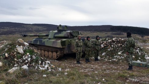 BORBENE I VATRENE MOGUĆNOSTI: Vojska Srbije gađala iz samohodne haubice 122 mm 2S1 gvozdika (FOTO)