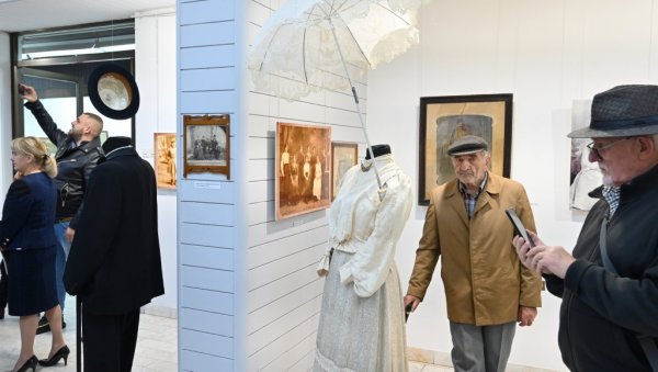 СВИ КРОЈЕВИ ПИРОТСКИХ ТЕРЗИЈА: Изложба фотографија и одевних предмета који су били модни трендови од 1878. до 1978. године СВИ КРОЈЕВИ ПИРОТСКИХ ТЕРЗИЈА: Изложба фотографија и одевних предмета који су били модни трендови од 1878. до 1978. године