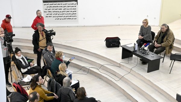 И ДАЉЕ ЖИВИМ СА ФИЛМОМ! Познати редитељ и сценариста Срђан Карановић у Културном центру представио аутобиографску књигу Сам о себи