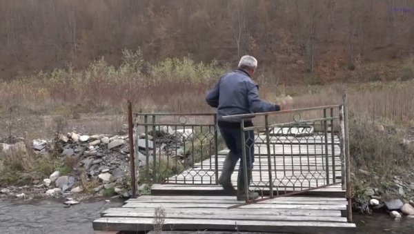 ЖИВЕЋЕ ОВАЈ НАРОД: Човек у Ивањици ставио капију на локални мост и закључао га (ВИДЕО) ЖИВЕЋЕ ОВАЈ НАРОД: Човек у Ивањици ставио капију на локални мост и закључао га (ВИДЕО)