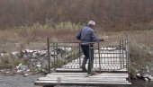 ЖИВЕЋЕ ОВАЈ НАРОД: Човек у Ивањици ставио капију на локални мост и закључао га (ВИДЕО) ЖИВЕЋЕ ОВАЈ НАРОД: Човек у Ивањици ставио капију на локални мост и закључао га (ВИДЕО)