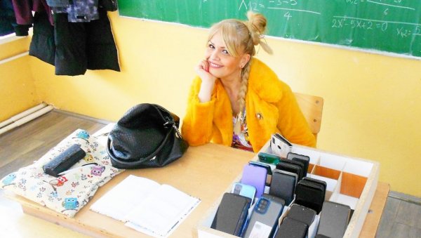 МОБИЛНЕ ОСТАВЉАЈУ НА КАТЕДРИ: Професорка из Врања увела необичну забрану - „Ученици се не буне, чак су и захвални“ МОБИЛНЕ ОСТАВЉАЈУ НА КАТЕДРИ: Професорка из Врања увела необичну забрану - „Ученици се не буне, чак су и захвални“