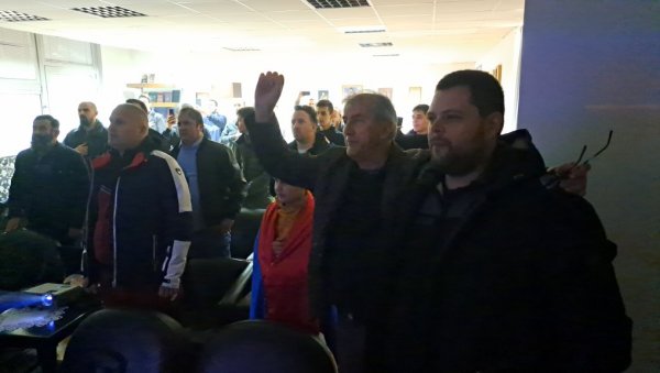 ОКУПИЛИ СЕ НИКШИЋАНИ: Слави се Србија и пева Боже правде ОКУПИЛИ СЕ НИКШИЋАНИ: Слави се Србија и пева Боже правде