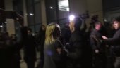 ALBANCI BESNI: Kurti gađan trešnjama, pogledajte kako je bežao (VIDEO) ALBANCI BESNI: Kurti gađan trešnjama, pogledajte kako je bežao (VIDEO)