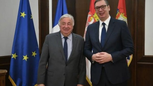 СРБИ СИГУРНИ У ЗАЈЕДНИЦИ: Вучић са званичником из париза СРБИ СИГУРНИ У ЗАЈЕДНИЦИ: Вучић са званичником из париза