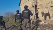 SRPSKI SPECIJALCI U AKCIJI: Migranti opkoljeni - razdvojeni po grupama, ruke iznad glave SRPSKI SPECIJALCI U AKCIJI: Migranti opkoljeni - razdvojeni po grupama, ruke iznad glave