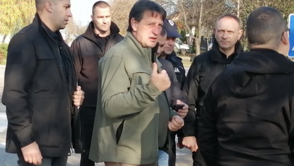 ЈАСНА ПОРУКА МИНИСТРА ПОЛИЦИЈЕ СА ТЕРЕНА: Животи и имовина грађана Србије ће бити заштићени ЈАСНА ПОРУКА МИНИСТРА ПОЛИЦИЈЕ СА ТЕРЕНА: Животи и имовина грађана Србије ће бити заштићени