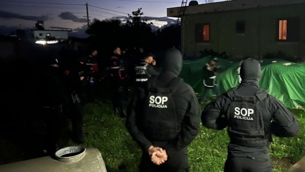 ЗАПЛЕЊЕНО 430 КИЛОГРАМА КОКАИНА: Ухапшено 10 Албанаца у Луци Бар, вредност дроге око 40 милиона евра (ФОТО) ЗАПЛЕЊЕНО 430 КИЛОГРАМА КОКАИНА: Ухапшено 10 Албанаца у Луци Бар, вредност дроге око 40 милиона евра (ФОТО)