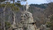 PONOSNO STRAŽARI NAD SENIMA JUNAKA: Tri i po metra visoka statua podseća na herojstvo ratnika koji su živote dali za slobodu Srbije (FOTO)