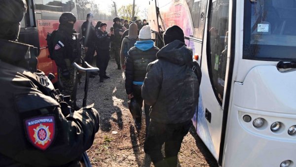ВЕЛИКА АКЦИЈА ПОЛИЦИЈЕ У КАЊИЖИ: Нађено 167 миграната, иду у прихватни центар ВЕЛИКА АКЦИЈА ПОЛИЦИЈЕ У КАЊИЖИ: Нађено 167 миграната, иду у прихватни центар