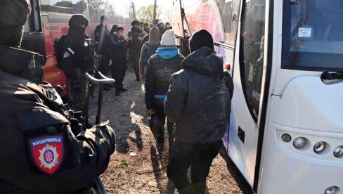 ВЕЛИКА АКЦИЈА ПОЛИЦИЈЕ У КАЊИЖИ: Нађено 167 миграната, иду у прихватни центар ВЕЛИКА АКЦИЈА ПОЛИЦИЈЕ У КАЊИЖИ: Нађено 167 миграната, иду у прихватни центар