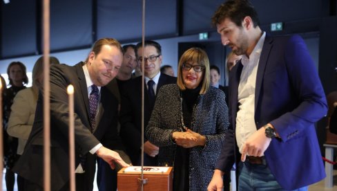 ZNAMENITI PRAŠKI STUDENT: Ministarka Maja Gojković u Pragu otvorila izložbu posvećenu našem naučniku ZNAMENITI PRAŠKI STUDENT: Ministarka Maja Gojković u Pragu otvorila izložbu posvećenu našem naučniku