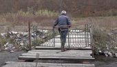MEŠTANI U ŠOKU: Domaćin stavio kapiju na drveni most i – zaključao ga (VIDEO)