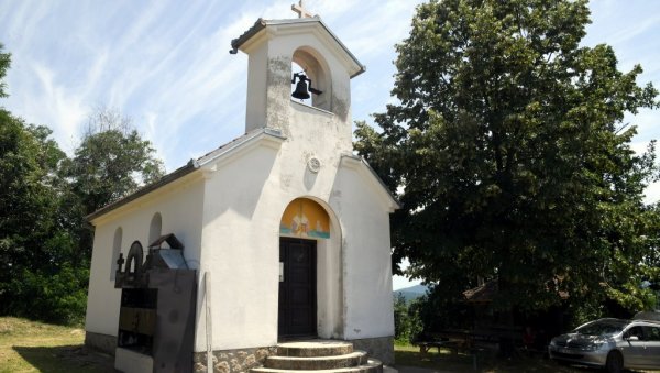 ДАНОЈЛИЋУ ПОСТХУМНО ЂАК КАПЛАР: Академик, песник и књижевник биће сахрањен данас у родним Ивановцима код Љига ДАНОЈЛИЋУ ПОСТХУМНО ЂАК КАПЛАР: Академик, песник и књижевник биће сахрањен данас у родним Ивановцима код Љига