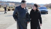 КИМ ЏОНГ УН ПОНОВО СА ЋЕРКОМ У ЈАВНОСТИ: Фотографије о којима бруји свет - сви се питају да ли ће она бити наследница (ФОТО)