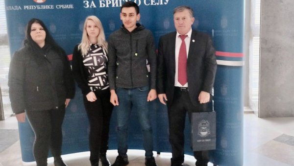 ДОМ И ЗА САМОХРАНУ МАЈКУ: Младе пиротске породице добиће куће и Малом Суводолу и Држини ДОМ И ЗА САМОХРАНУ МАЈКУ: Младе пиротске породице добиће куће и Малом Суводолу и Држини