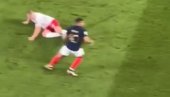 SVET PRIČA O POTEZU MBAPEA: Danac pao posle majstorije Francuza (VIDEO) SVET PRIČA O POTEZU MBAPEA: Danac pao posle majstorije Francuza (VIDEO)