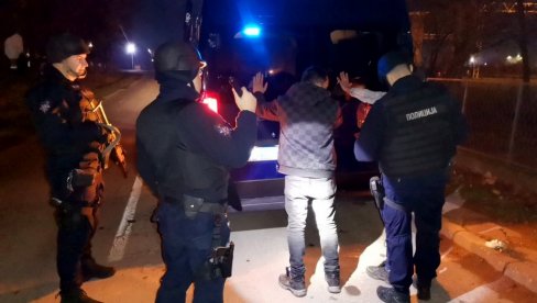 POGLEDAJTE SNIMAK NOVE AKCIJE OPERATIVNE UDARNE GRUPE: Migrant bežao i bacio nož, tokom noći pronađena i puška (VIDEO)