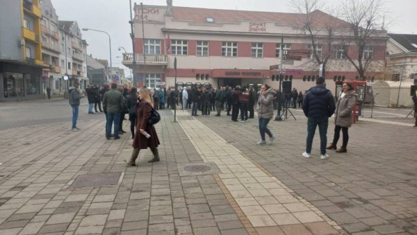 ПРОПАО ПРОТЕСТ ШАБАЧКЕ ОПОЗИЦИЈЕ: Данима најављивали скуп - било их свега стотинак (ФОТО)