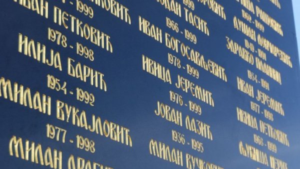 ГИНУЛИ СУ, А О ЊИМА СЕ ЋУТАЛО: Страдали су на Космету и у ратовима 90-их, а данас им у Крушевцу подижу споменике (ФОТО) ГИНУЛИ СУ, А О ЊИМА СЕ ЋУТАЛО: Страдали су на Космету и у ратовима 90-их, а данас им у Крушевцу подижу споменике (ФОТО)