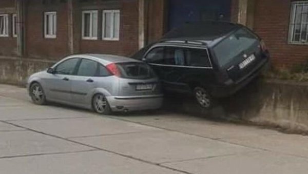 НЕСТВАРНЕ СЦЕНЕ НА СРПСКИМ ПУТЕВИМА: Аутомобил слетео на други - један вуче канту за собом (ФОТО/ВИДЕО) НЕСТВАРНЕ СЦЕНЕ НА СРПСКИМ ПУТЕВИМА: Аутомобил слетео на други - један вуче канту за собом (ФОТО/ВИДЕО)