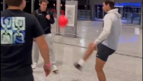 FUDBALSKA GROZNICA TRESE ŠPANCA: Rafael Nadal na aerodromu pokazao umeće sa loptom (VIDEO) FUDBALSKA GROZNICA TRESE ŠPANCA: Rafael Nadal na aerodromu pokazao umeće sa loptom (VIDEO)