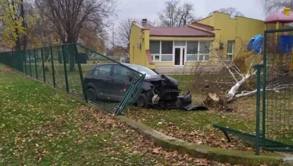 СРЕЋОМ НИЈЕ БИЛО ДЕЦЕ У ДВОРИШТУ: Полиција у Свилајнцу привела мушкарца - украо ауто, па ударио у ограду вртића (ФОТО) СРЕЋОМ НИЈЕ БИЛО ДЕЦЕ У ДВОРИШТУ: Полиција у Свилајнцу привела мушкарца - украо ауто, па ударио у ограду вртића (ФОТО)