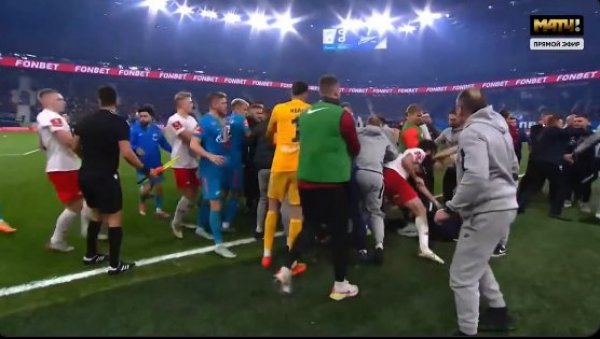 ФУДБАЛ ЈЕ ЗГРОЖЕН: Страшне сцене у Русији, два Звездина братска клуба заратила, играчи се крвнички тукли (ВИДЕО) ФУДБАЛ ЈЕ ЗГРОЖЕН: Страшне сцене у Русији, два Звездина братска клуба заратила, играчи се крвнички тукли (ВИДЕО)